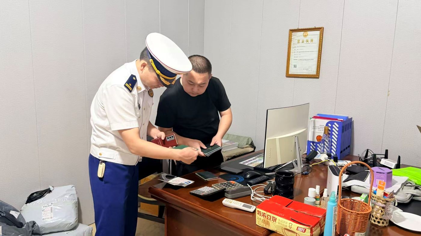 核查消防控制室值班值守(單位供圖)