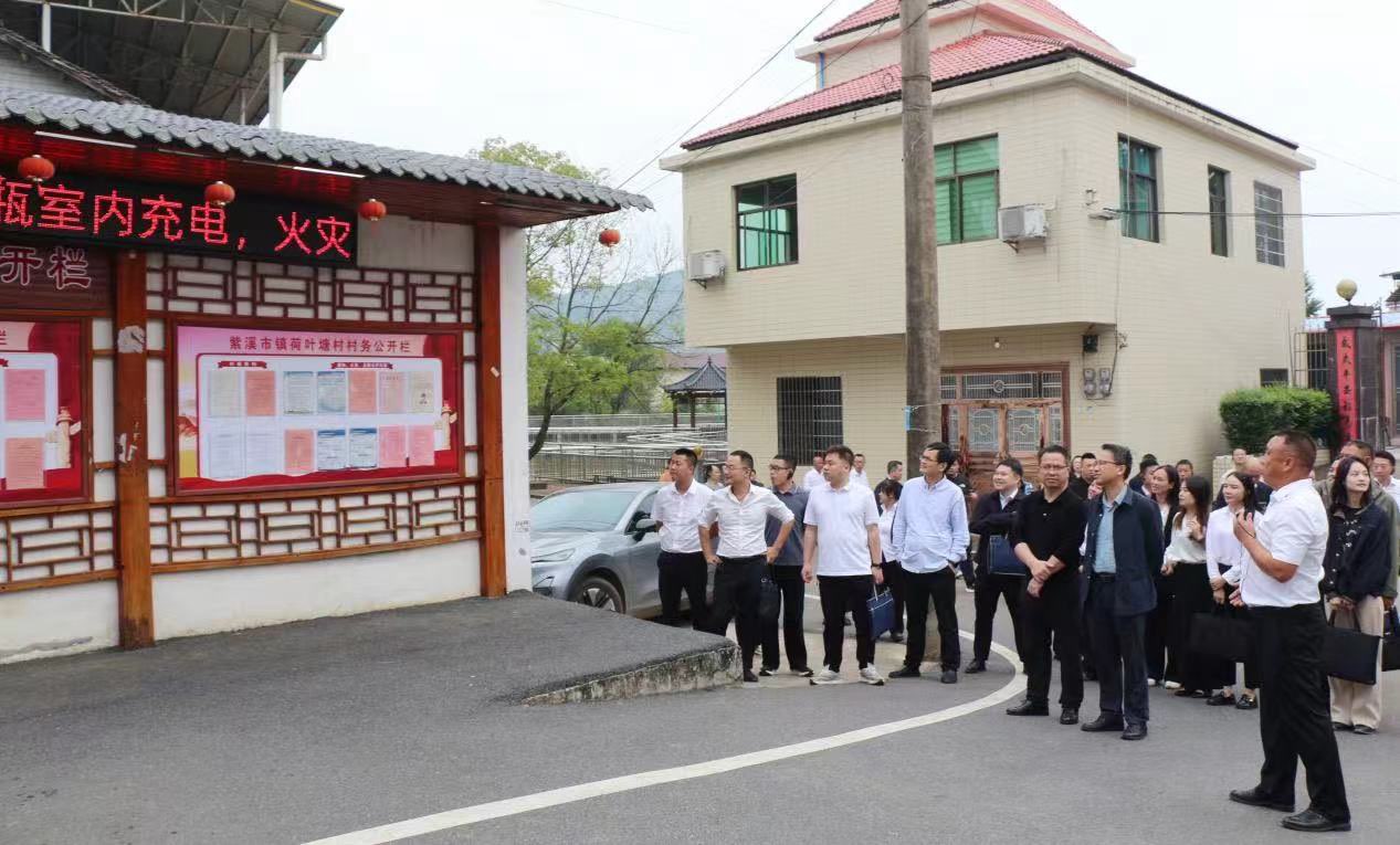 開展鄉村學堂現場教學。戚英豪攝
