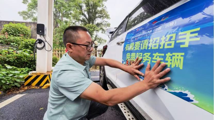 志願者正在為車輛張貼標識。受訪單位供圖