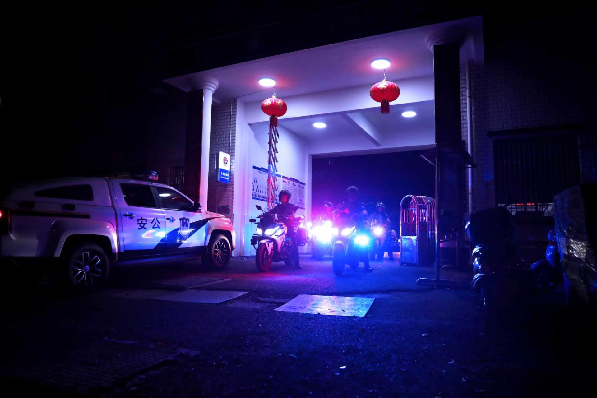 白沙铁骑整装夜巡，守护一方万家灯火。单位供图