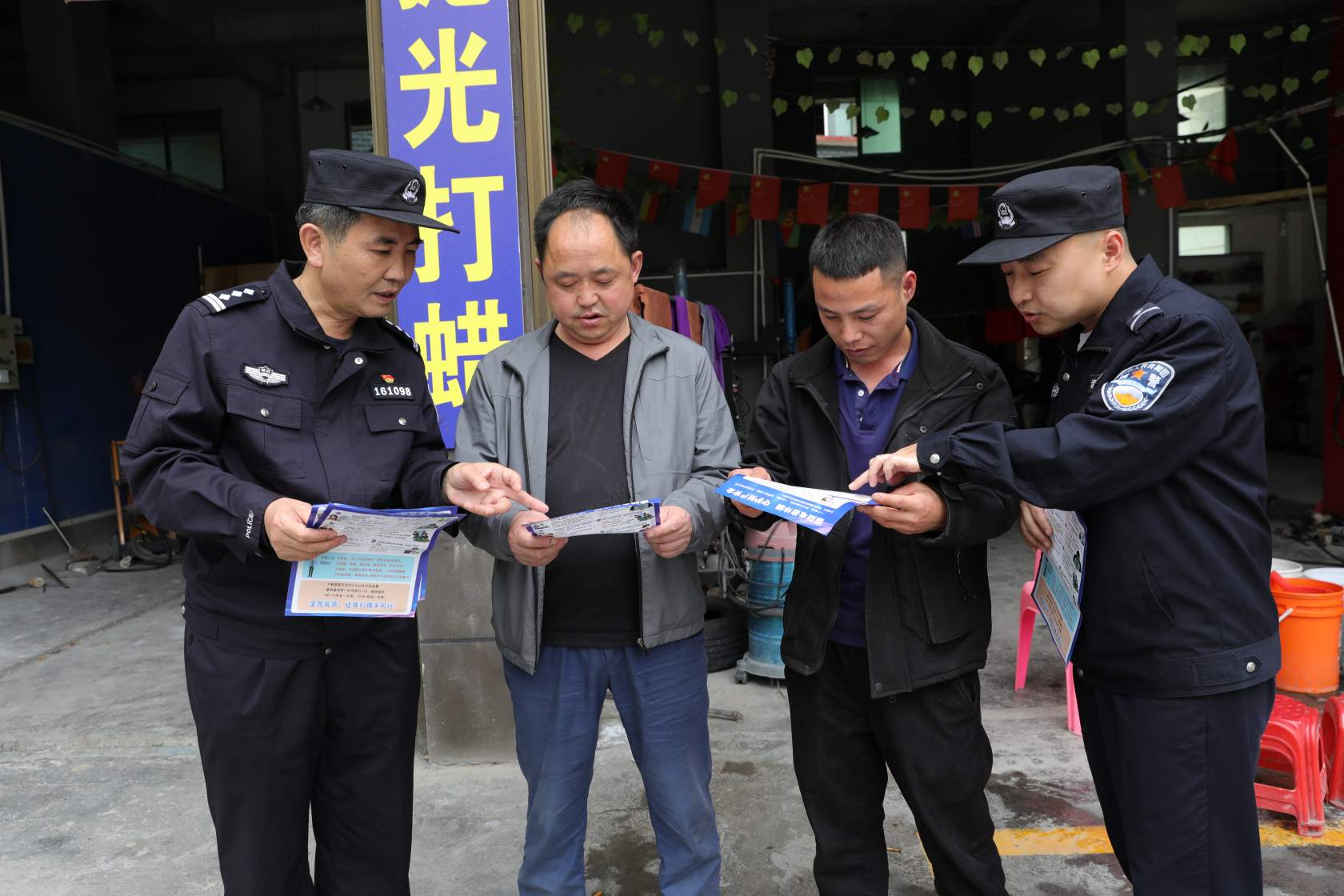 社区民辅警走进商户宣讲安全防范知识。单位供图