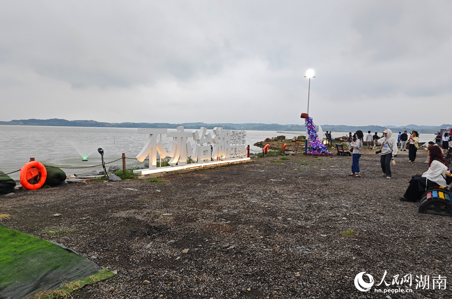 臨湘“不亦冶湖露營基地”。人民網記者 劉賓攝