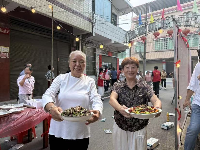 居民展示精心制作的菜品。陳俊宏攝