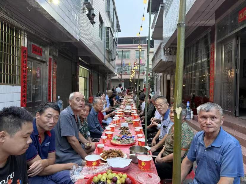居民們等待開餐。唐桂海攝