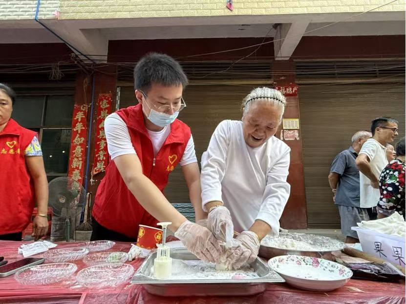 志願者和居民制作月餅。陳俊宏攝