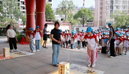 小朋友正有序進行投壺游戲。藍玉春攝