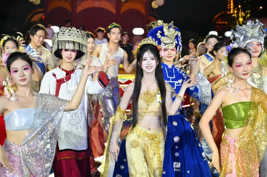 “民族大聯歡主題秀”精彩上演。受訪單位供圖