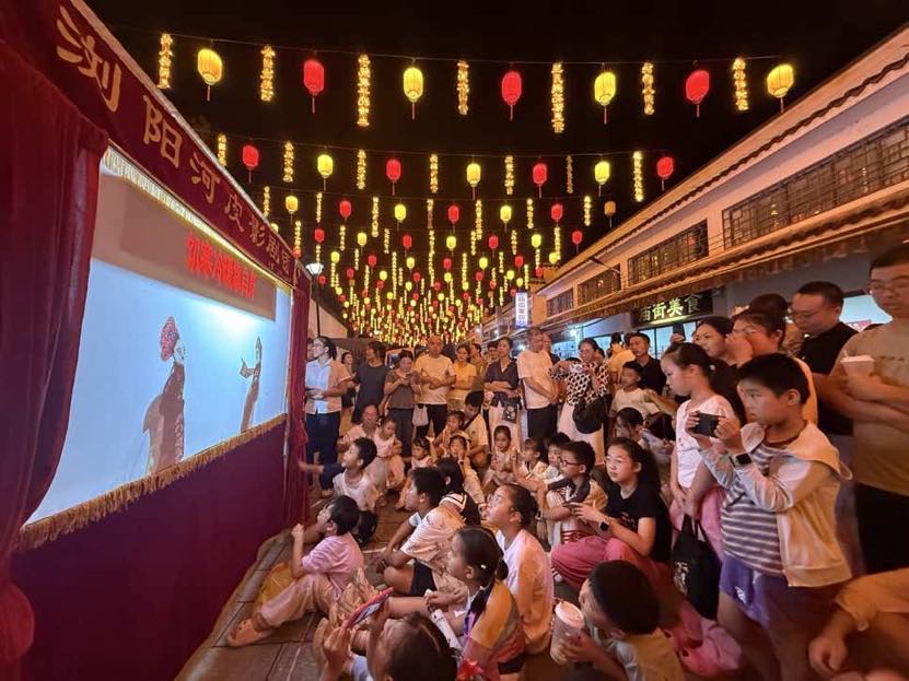 華燈初上，三仙街皮影戲表演吸引眾多游客駐足觀看。主辦方供圖