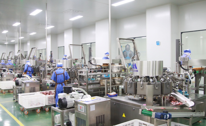 湖南青果果食品卤制猪蹄内包车间。受访单位供图
