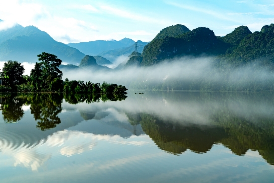 清塘雲鏡。李春生攝
