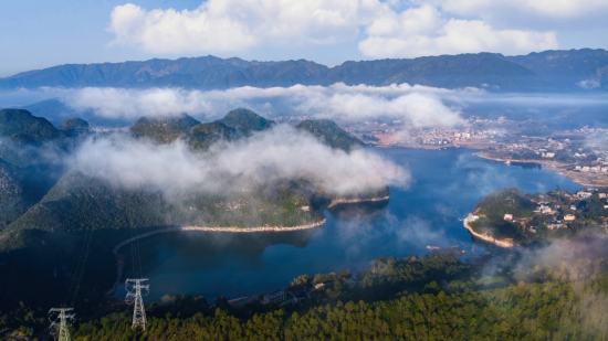 雲繞山湖入畫來。李春生攝