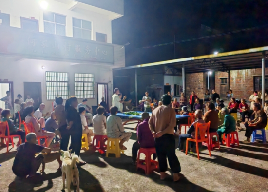 中和鎮何家山村開展屋場夜話。歐陽振華攝