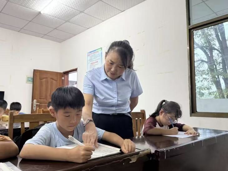 黨員志願者進行作業輔導。謝雨含攝