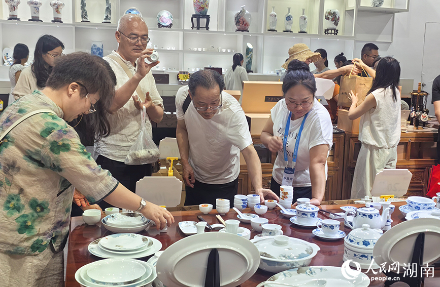 市民游客逛展，挑选精美瓷器。人民网记者 匡滢摄
