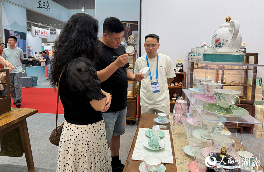 市民游客逛展。人民网记者 向宇摄