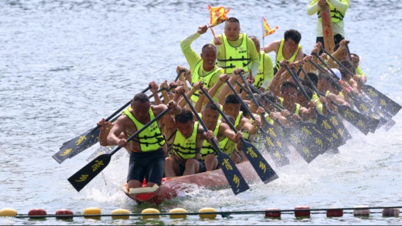 肖家橋鄉黃船,劃手們吼著號子奮力揮槳。鄧浩然攝