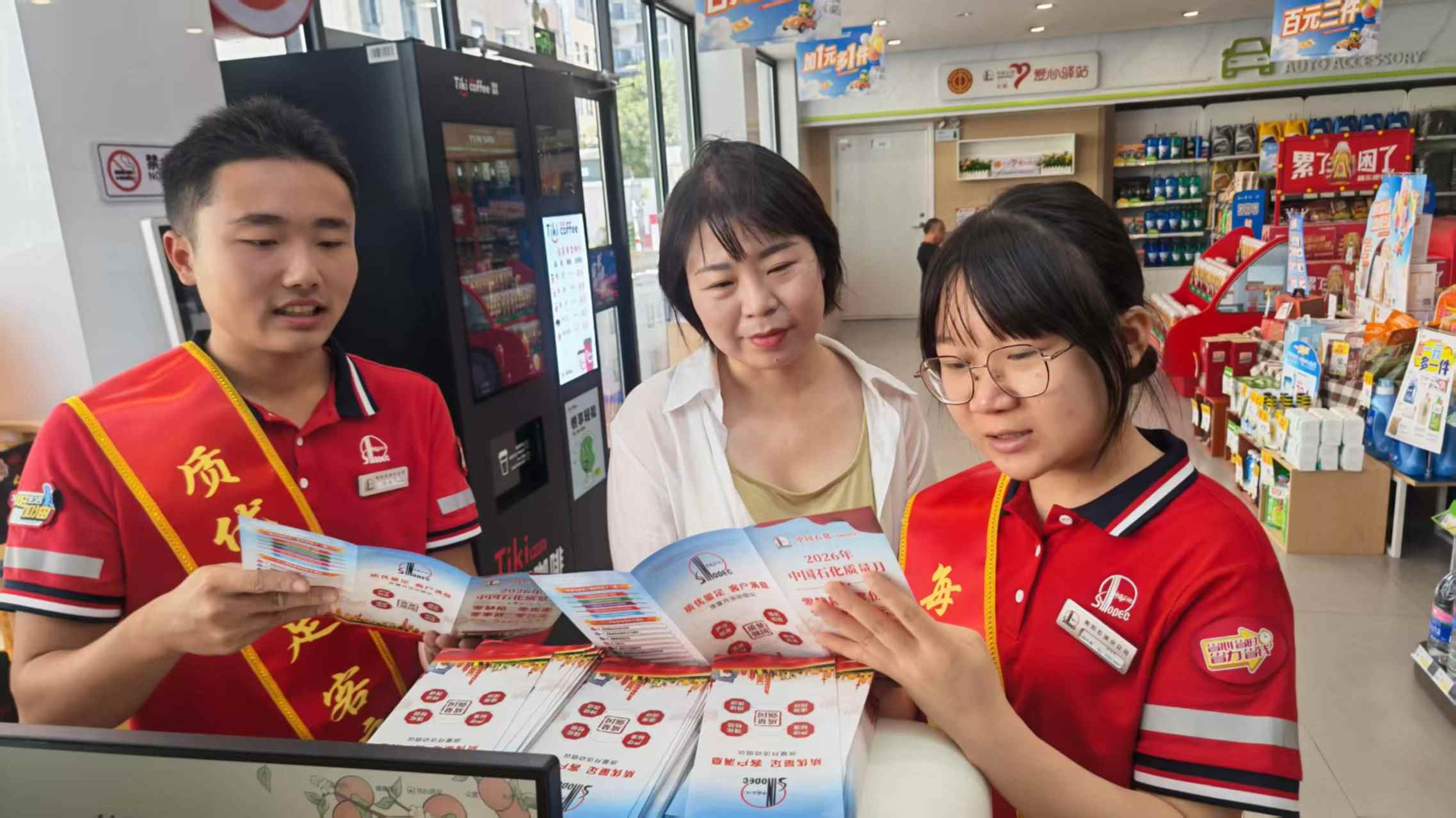員工認真閱讀手冊。單位供圖