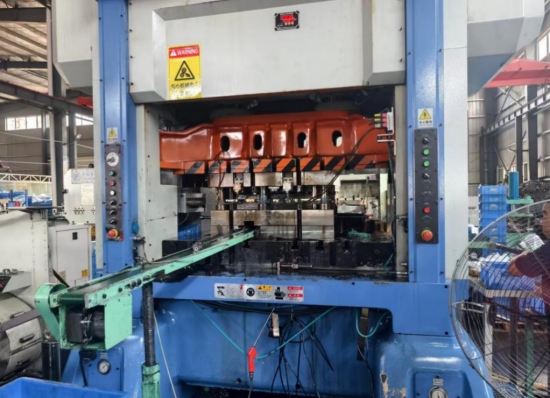 湖南龍德晟機電科技有限公司生產車間內，沖壓機正將硅鋼片沖壓成電機鐵芯。余濤攝