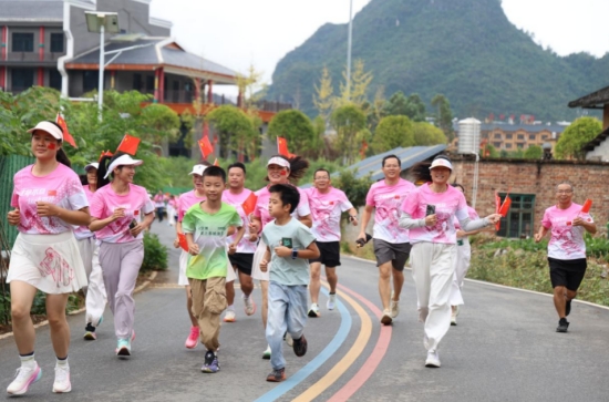 市民們開心走在青山綠水間。藍玉春攝