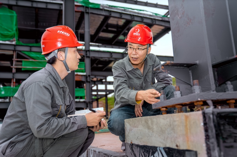 10月4日，在新興110kV輸變電工程現場，工作人員對鋼結構基礎進行檢查。受訪單位供圖