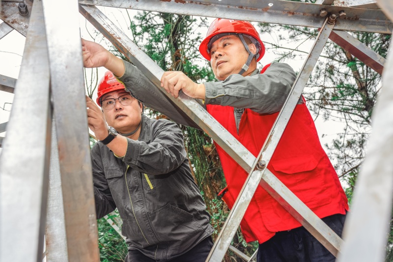 10月5日，在周村江背變電站110kV線路工程現場，工作人員在進行檢查。受訪單位供圖