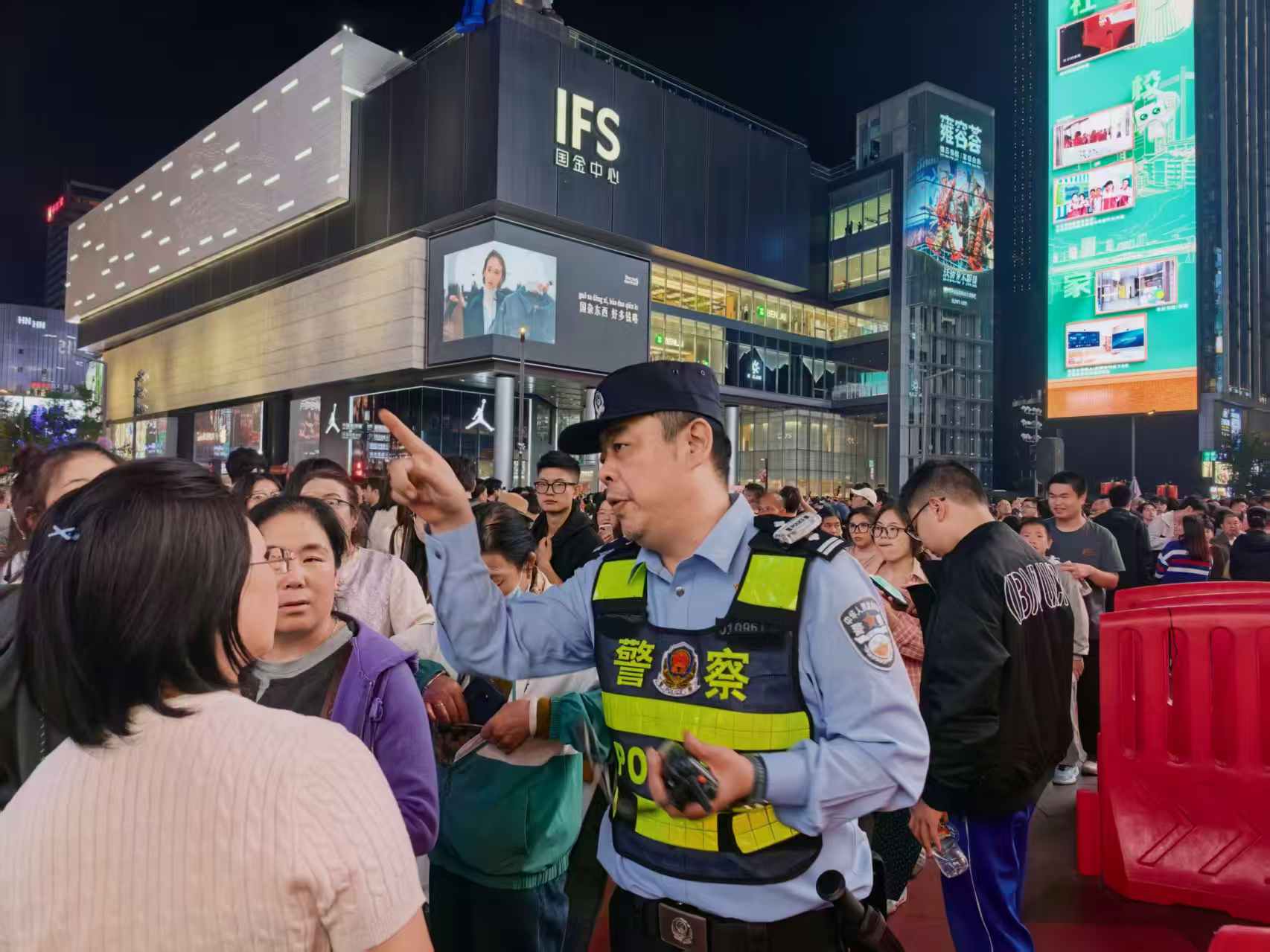 警察在维护旅游区治安和交通秩序。胡立强摄