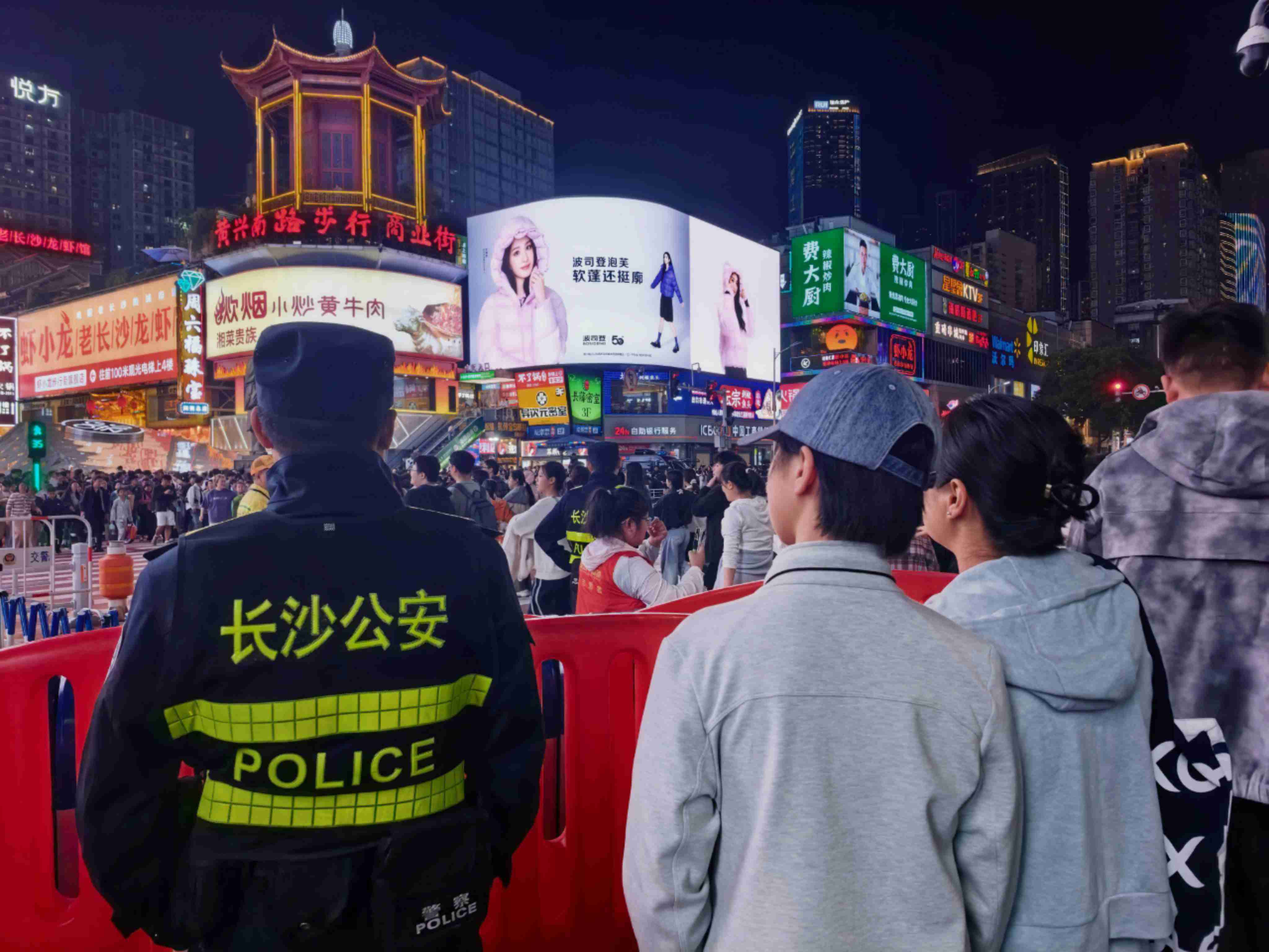 黄兴路步行街秩序井然。胡立强摄
