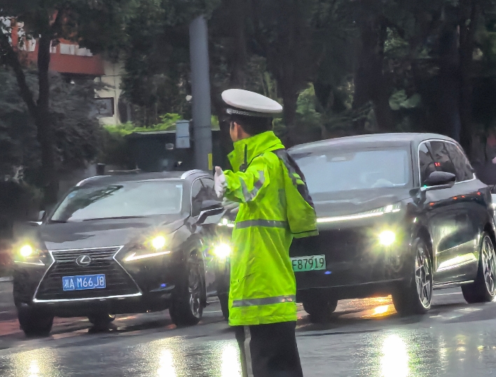 交警正在冒雨指挥交通。胡立强摄