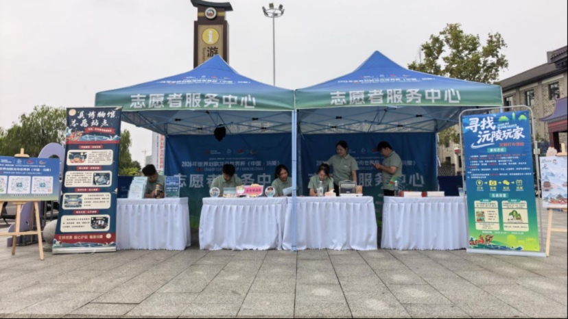 賽事期間設立志願者服務中心。鄧浩然攝