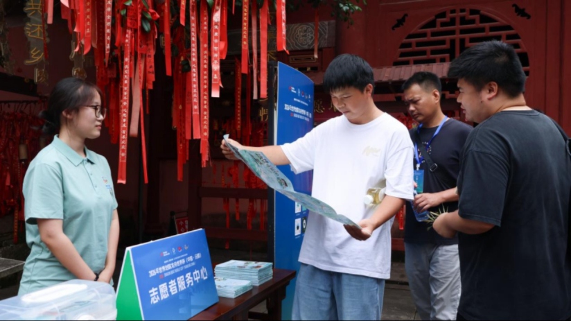 志願者在龍興講寺。鄧浩然攝
