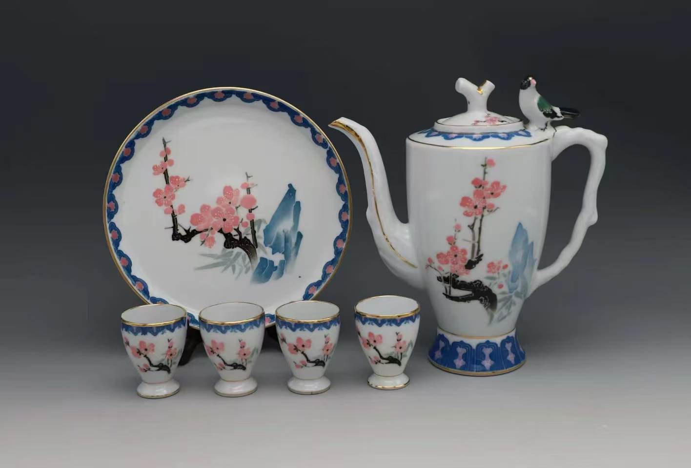 釉下五彩鳥鳴酒具。單位供圖