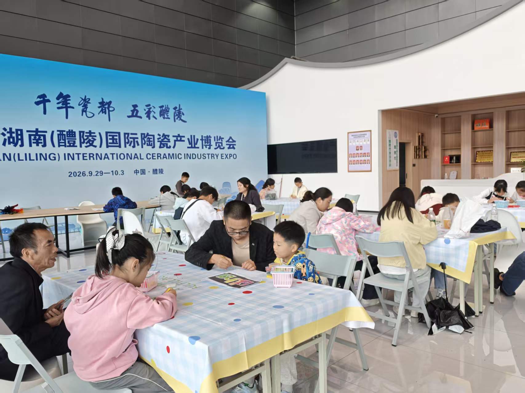 瓷紋拼豆創意坊讓陶瓷文化以年輕化方式走進大眾生活。羅惟攝