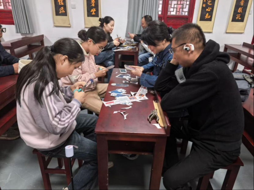 非遺皮影體驗區，孩子們認真自制皮影道具。單位供圖