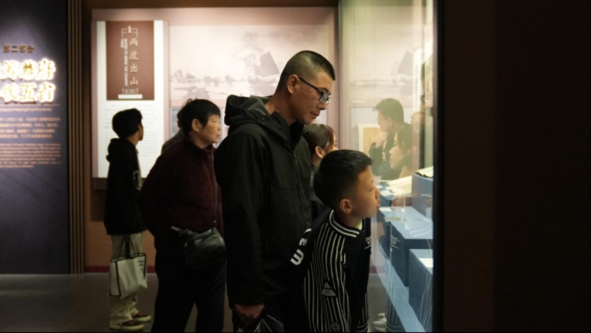 左宗棠文化園同樣人氣高漲，游客們漫步園區，參觀其生平事跡。單位供圖