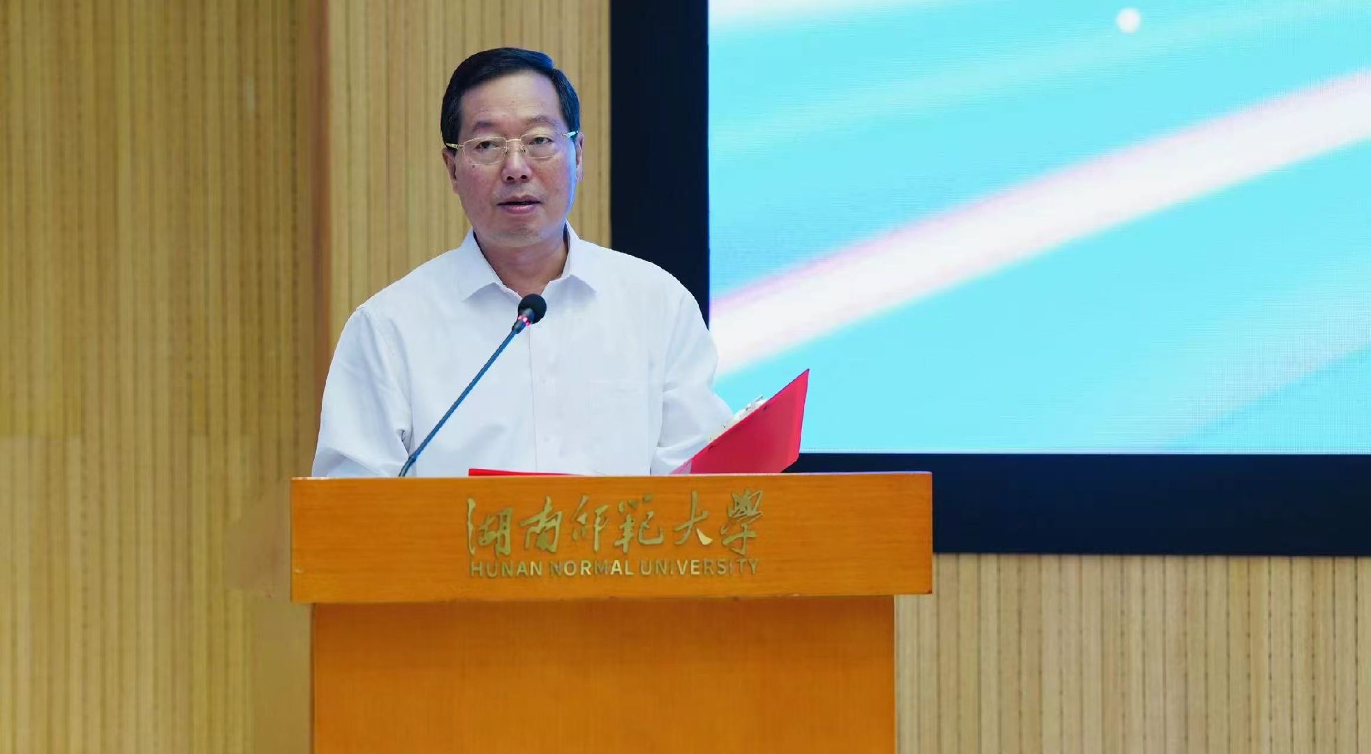 湖南省委宣传部副部长（兼）、省广播电视局党组书记胡代松致辞。李伟摄