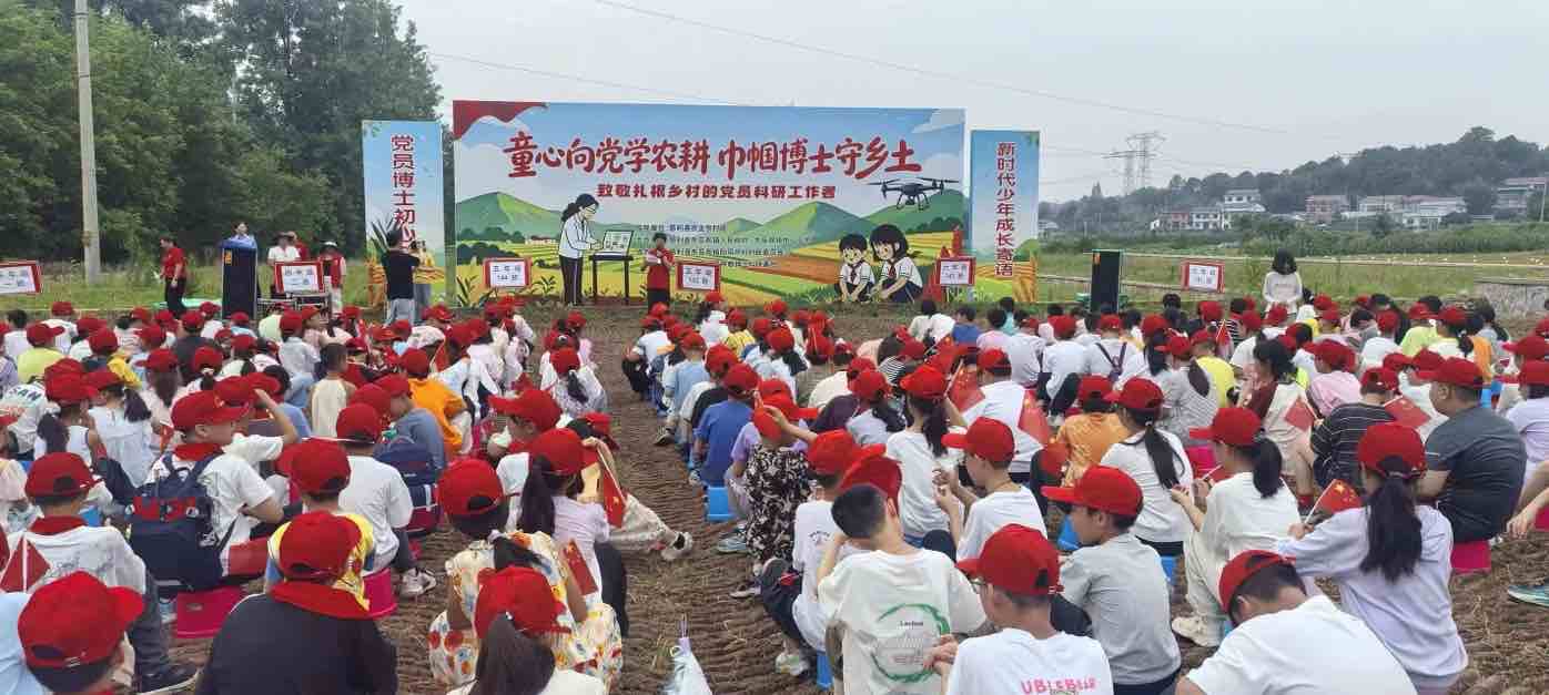 在田间开展育人课堂。受访单位供图