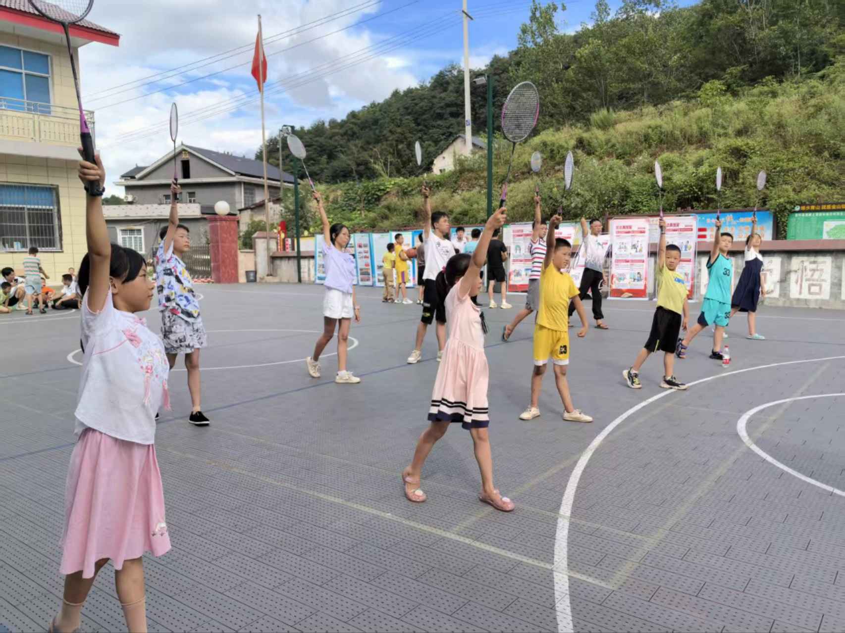 志願隊伍為鄉村中小學生開設羽毛球特色課程。單位供圖