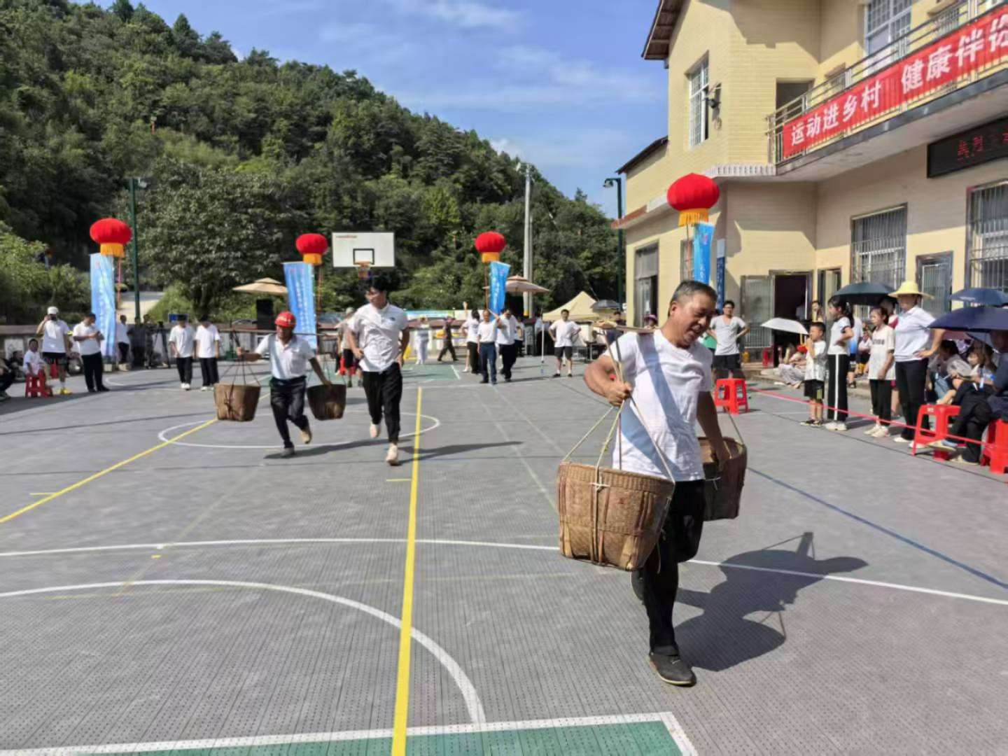 趣味運動會設置了農耕競速等接地氣的項目。單位供圖