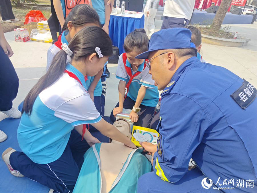 现场学习急救知识。人民网记者 刘宾摄