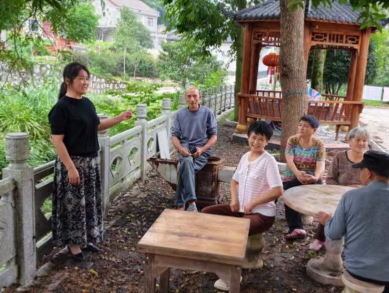 村干部與當地群眾在茶亭議事。受訪單位供圖