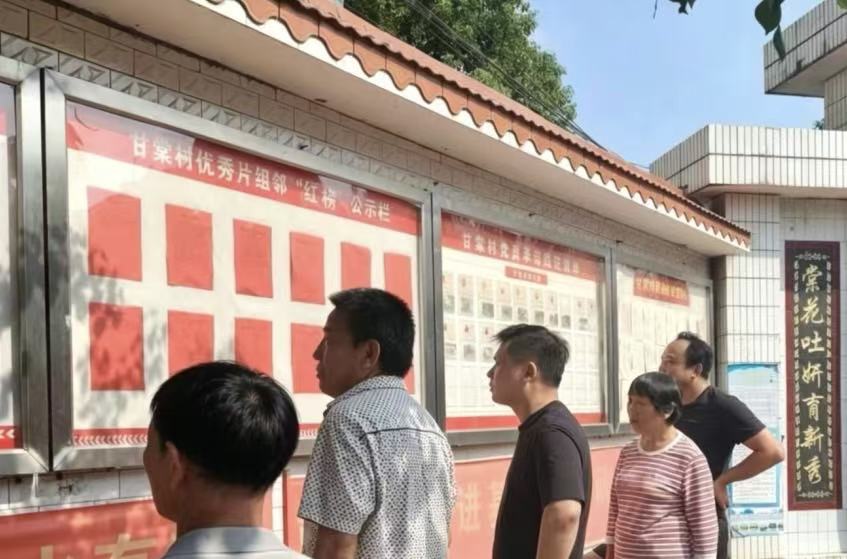 甘棠村公示“红榜”人物。王亚奇摄