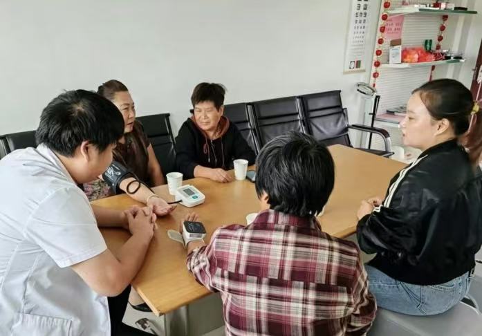 红星村开展健康义诊。史志明摄