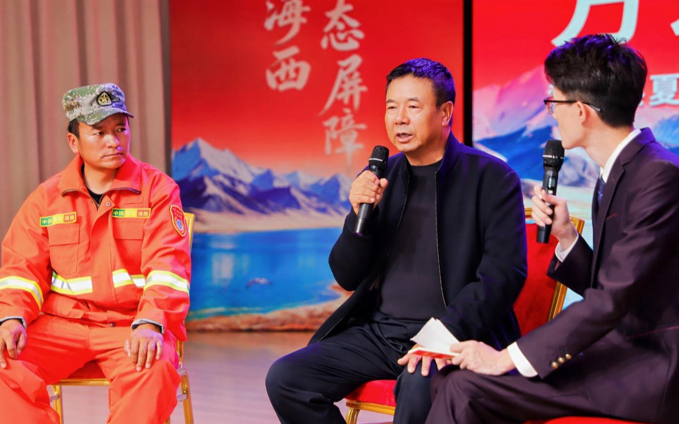 在青海海西，同上一堂“瀚海植綠”的思政課