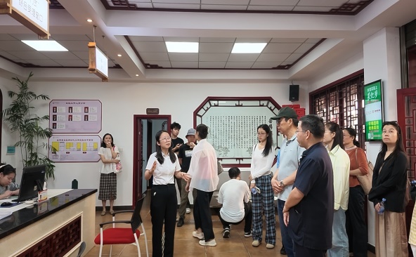 學員在岳陽樓社區了解多元化社區教育促進社區治理實踐。單位供圖