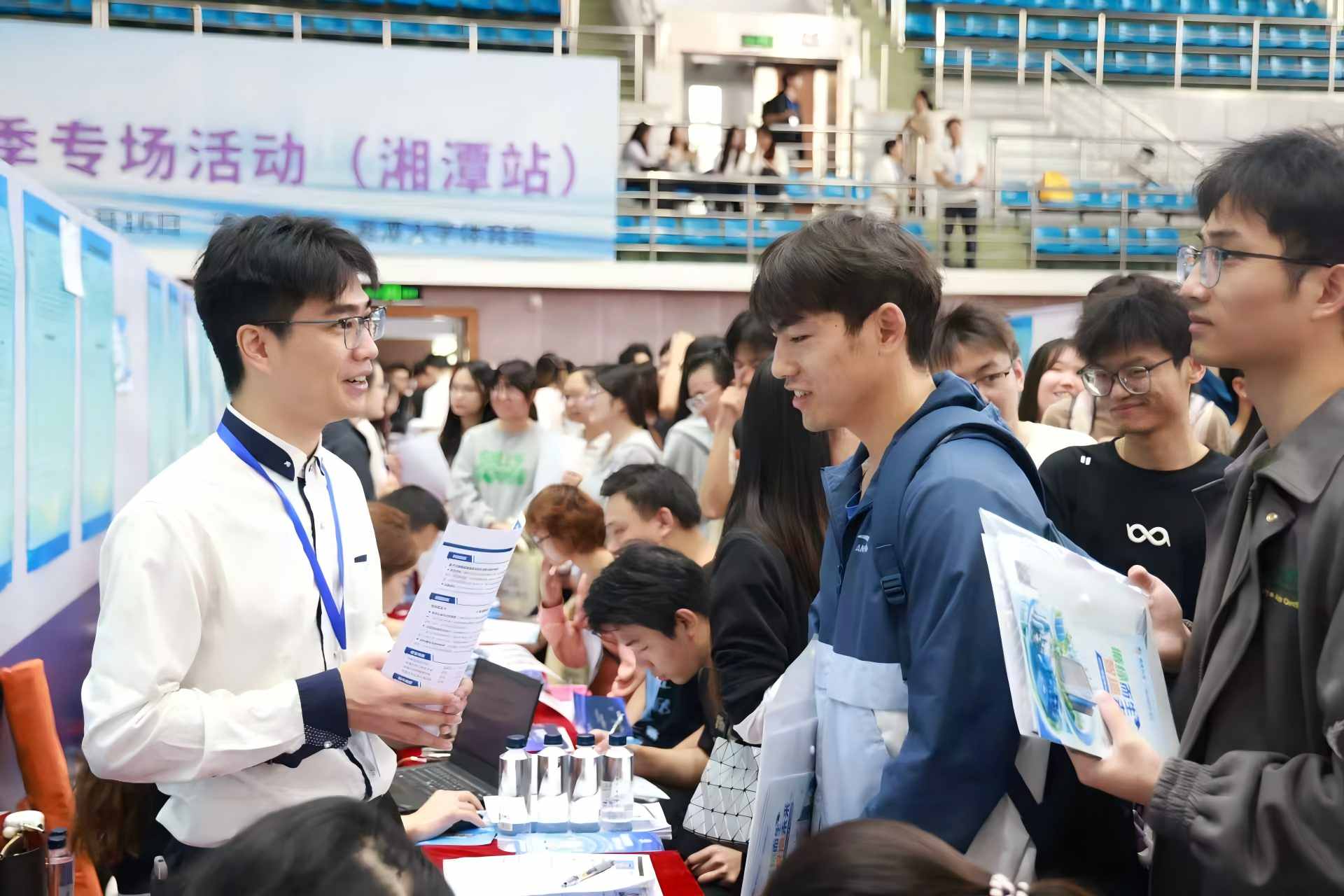 求职学生与企业HR面对面沟通。单位供图