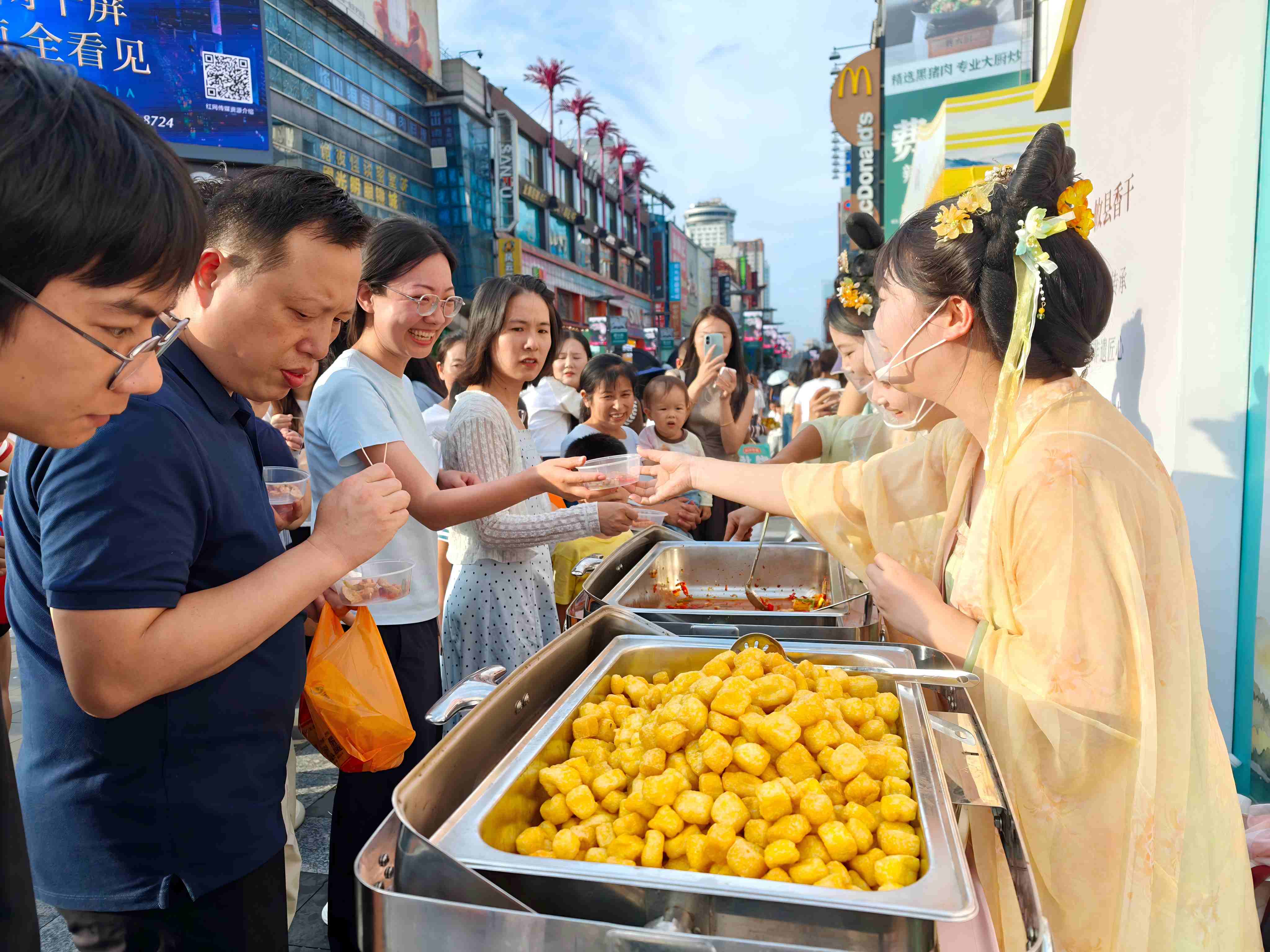 市民排队试吃攸县香干。罗惟摄