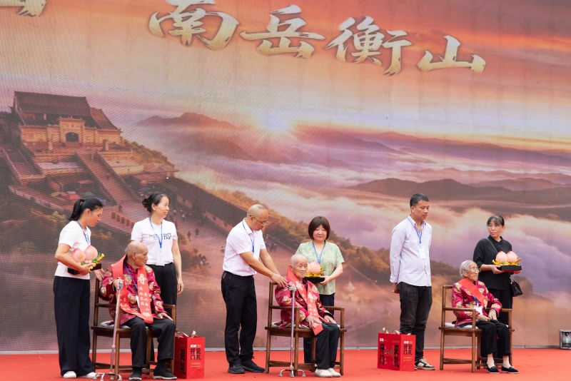 3位百歲老人代表登台，子女敬奉孝心茶。受訪單位供圖