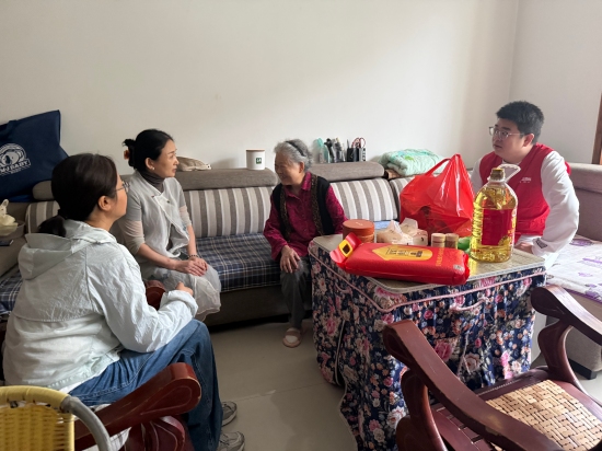 上门走访慰问。受访单位供图