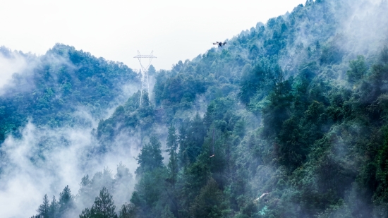 湖南送变电工程公司参赛选手正在使用大载重无人机进行塔材吊运。辜文婕摄