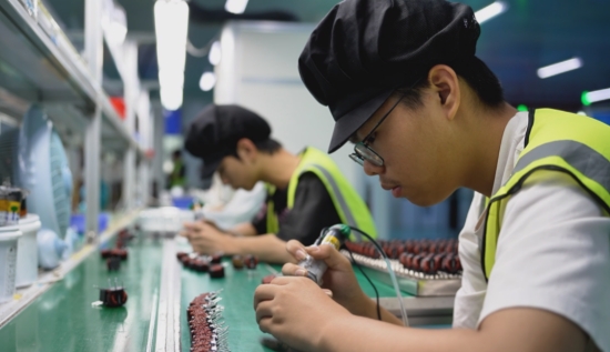 宁远县职业中专学校学生在湖南晶动科技有限公司开展岗位实习。曹洁摄